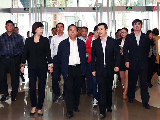 海南省委副書記、省長(zhǎng)劉賜貴蒞臨海棠灣免稅購(gòu)物中心考察